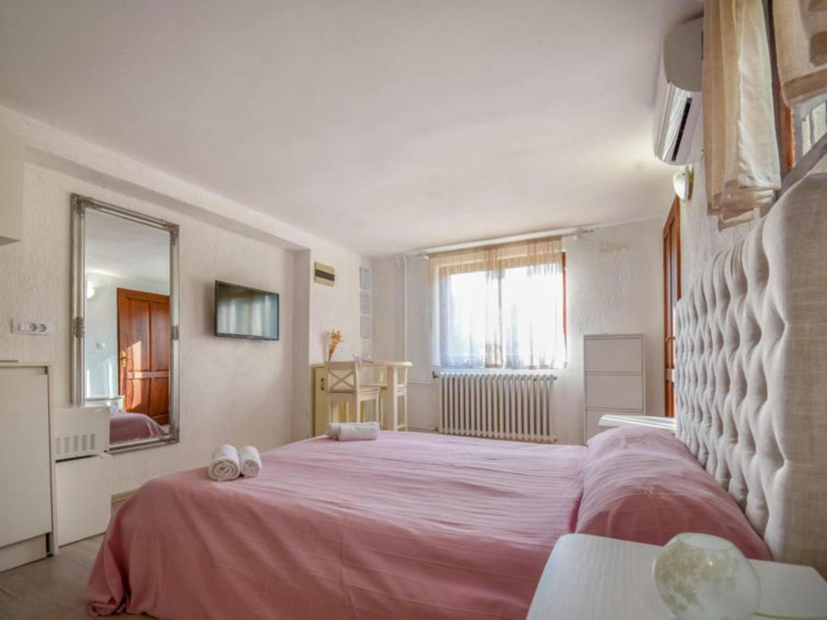 Studios Barre With Jacuzzi Rovigno Esterno foto