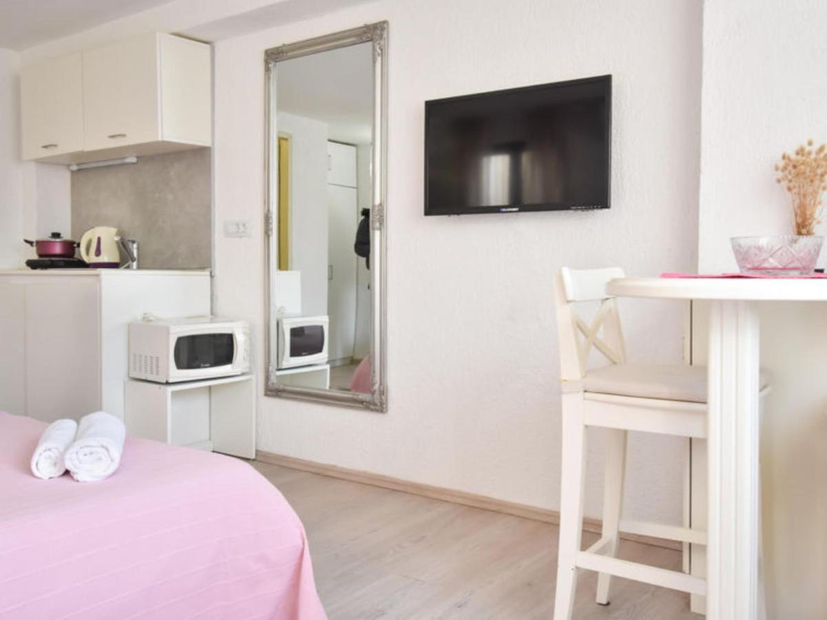 Studios Barre With Jacuzzi Rovigno Esterno foto