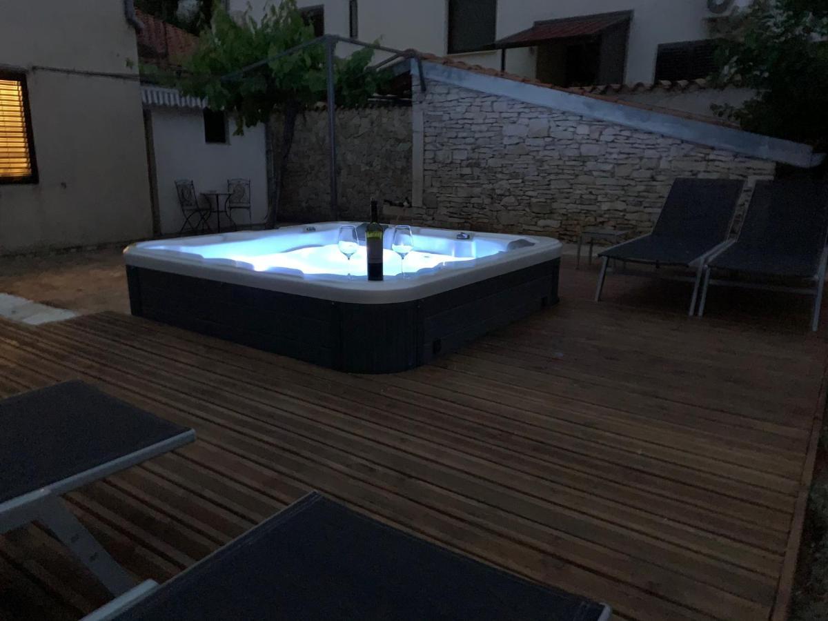 Studios Barre With Jacuzzi Rovigno Esterno foto