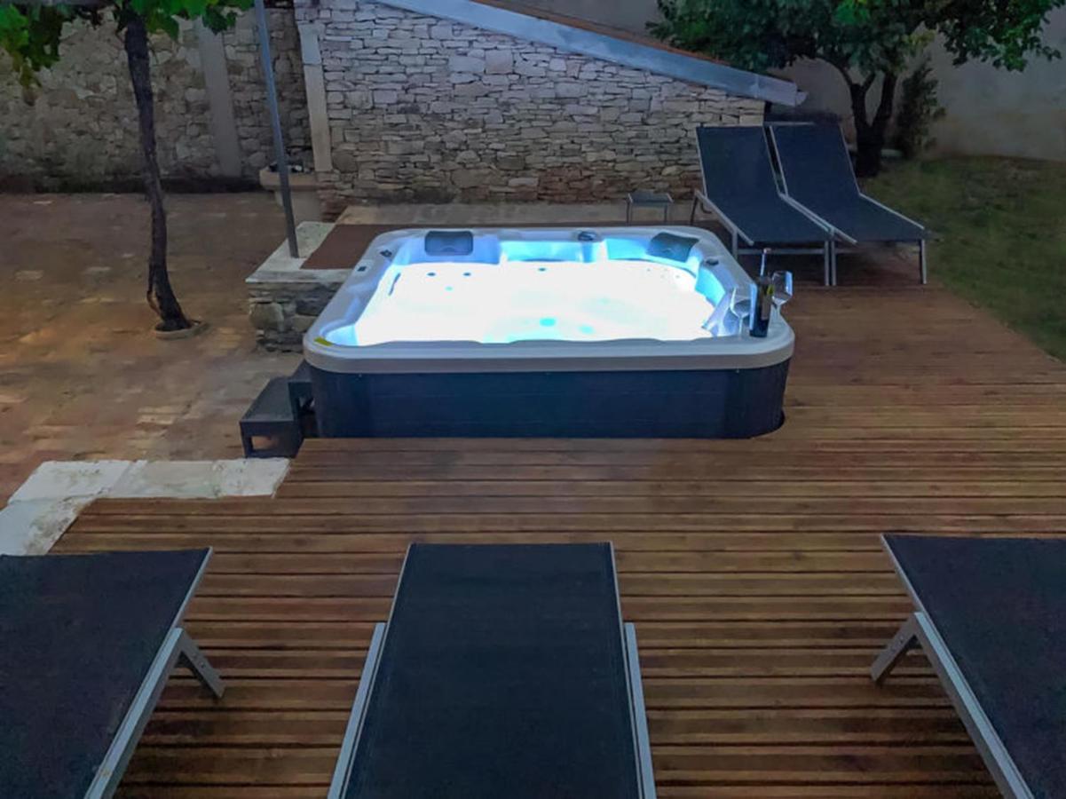 Studios Barre With Jacuzzi Rovigno Esterno foto